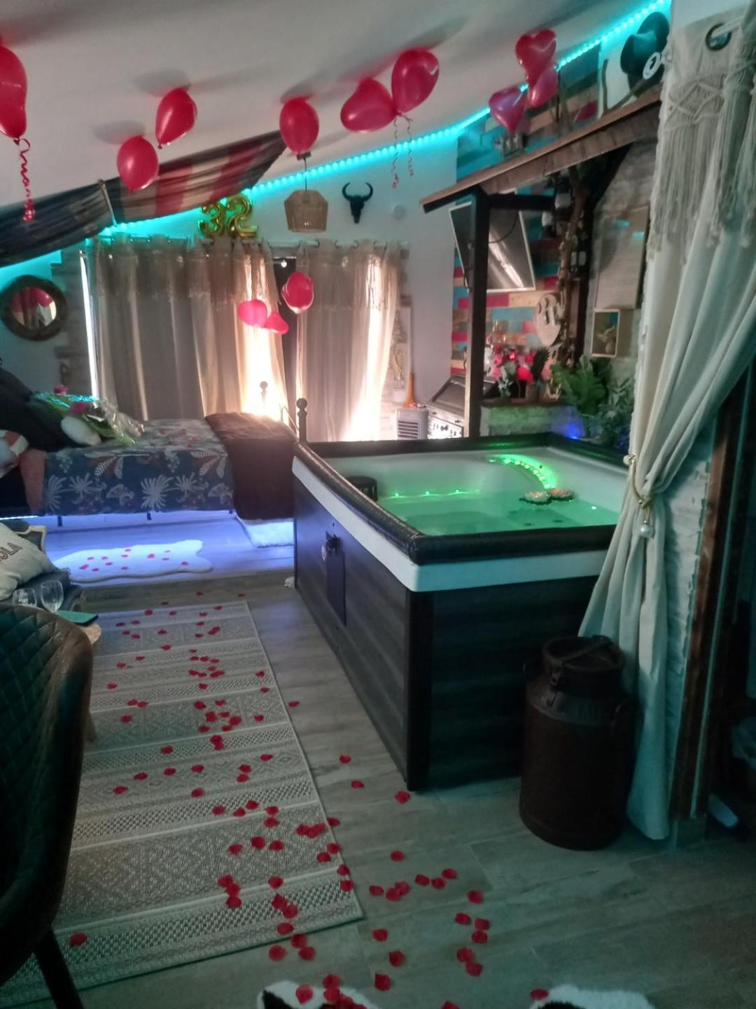 L'Histoire De L'Ouest , Jacuzzi Appartement Dole Luaran gambar