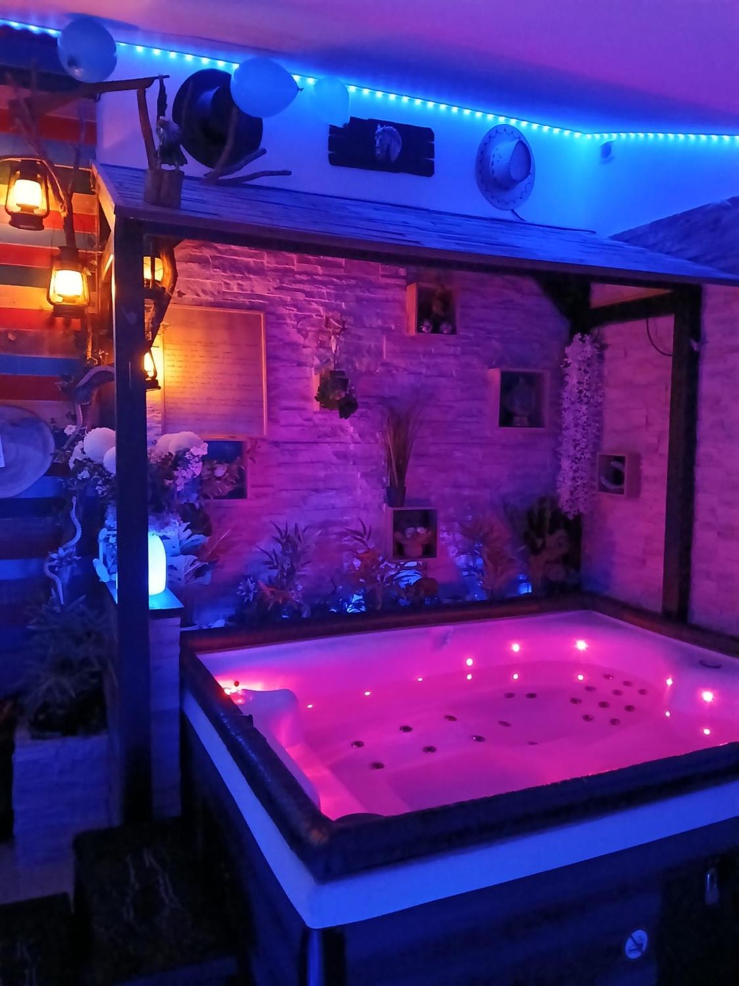 L'Histoire De L'Ouest , Jacuzzi Appartement Dole Luaran gambar